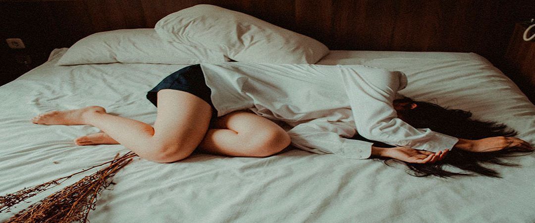 Dormir con tapones para oídos: beneficios y riesgos