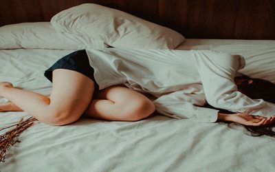 Dormir con tapones para oídos: beneficios y riesgos