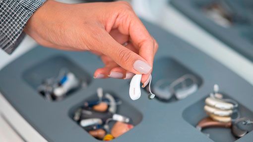 Cuidados esenciales para tus audífonos durante el verano